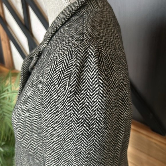 Chaps Women’s Blazer
• Size: Medium
• Color: Gray
• Condition: Pre-loved - Picture 6 of 7